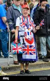 belfast-northern-ireland-21st-september-2013-an-elderly-lady-dressed-DEMR0H.webp