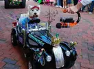 dog-costumes-come-out-of-the-closet-for-this--L-Prdcle.webp