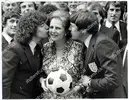 footballers-kevin-keegan-emlyn-hughes-plant-kiss-1500w-3409791a.webp