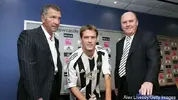 michael_owen_signs_for_newcastle_united_flanked_by_team_manager__948379.webp